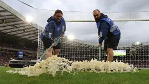 Saha göle döndü, maç durduruldu Saha göle döndü, maç durduruldu