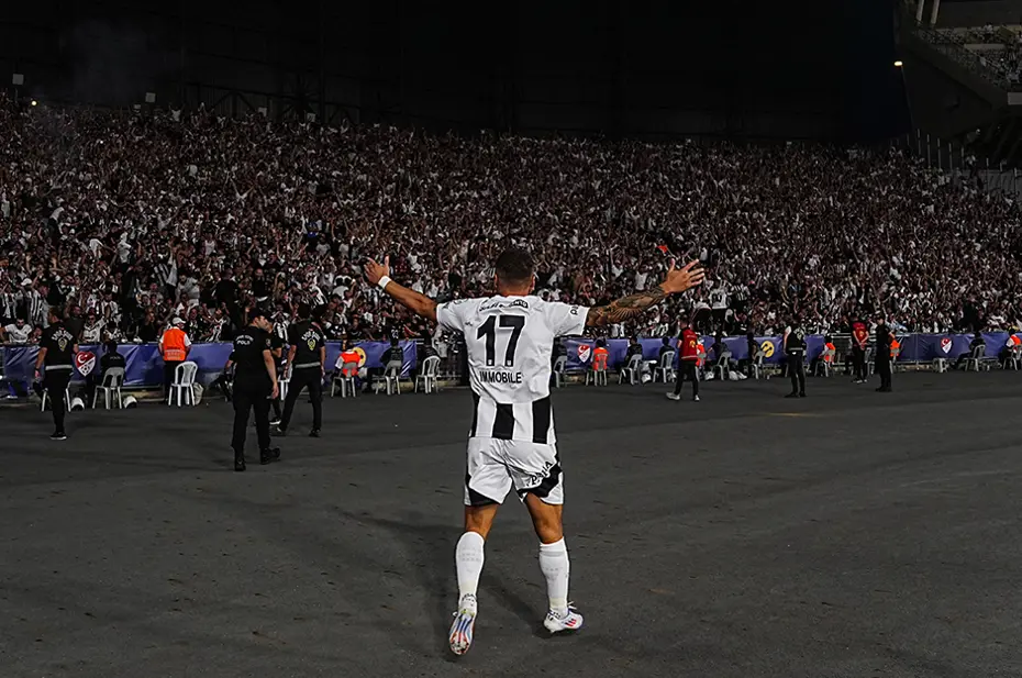 Beşiktaş'ın tarihi zaferi Avrupa'da manşetlerde: "Van Bronckhorst, Galatasaray'ı katletti" - 18