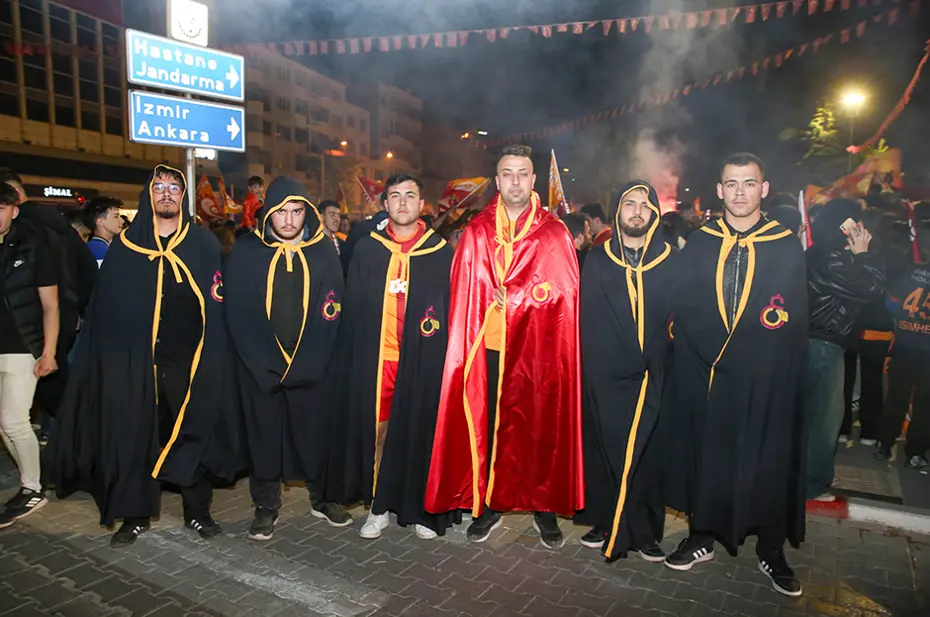 Galatasaraylı taraftarların şampiyonluk ve 5. yıldız kutlamalarından unutulmaz fotoğraflar - 18 Galatasaraylı taraftarların şampiyonluk ve 5. yıldız kutlamalarından unutulmaz fotoğraflar - 18