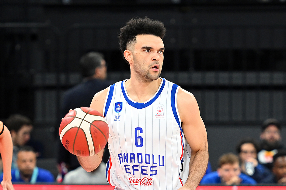 Anadolu Efes, Bahçeşehir Koleji'ni evinde yendi