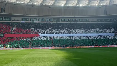 Bursaspor taraftarından Filistin bayraklı koreografi