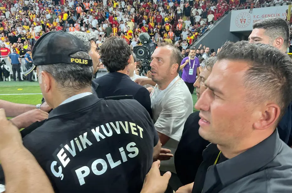 Fenerbahçe'den Ali Koç'a yapılan saldırı için sert sözler - 4 Fenerbahçe'den Ali Koç'a yapılan saldırı için sert sözler - 4