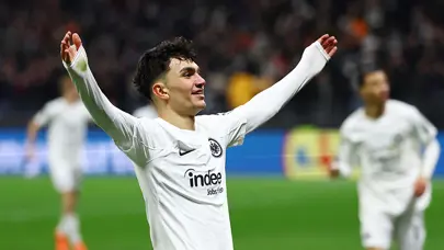 Eintracht Frankfurt'ta Can Uzun sahne aldı; galibiyet 3 golle geldi