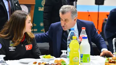 Bakan Bak: "Yaklaşık 100 sporcuyla Paris Olimpiyatları'nda olacağız"