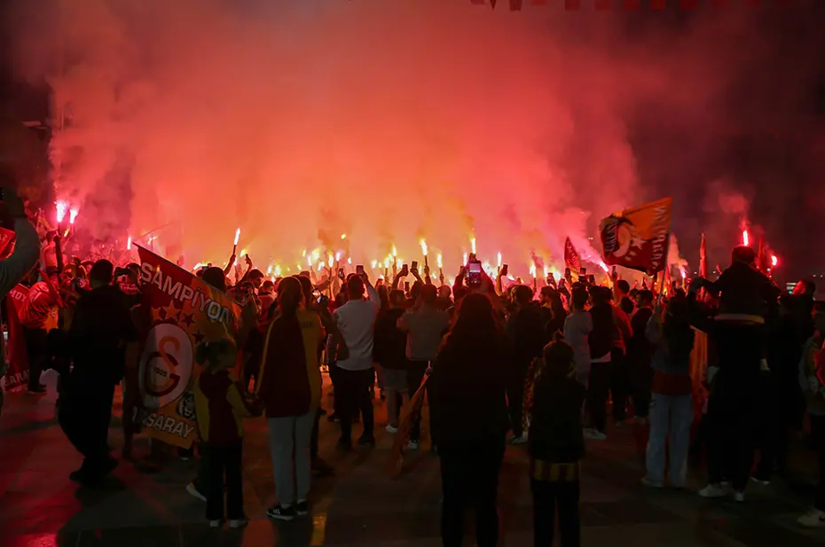 Galatasaraylı taraftarların şampiyonluk ve 5. yıldız kutlamalarından unutulmaz fotoğraflar - 23 Galatasaraylı taraftarların şampiyonluk ve 5. yıldız kutlamalarından unutulmaz fotoğraflar - 23