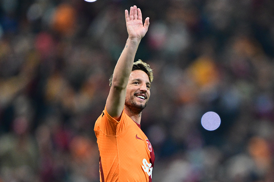 Mertens yeni sözleşme kararını verdi ve futbolu bırakacağı tarihi açıkladı