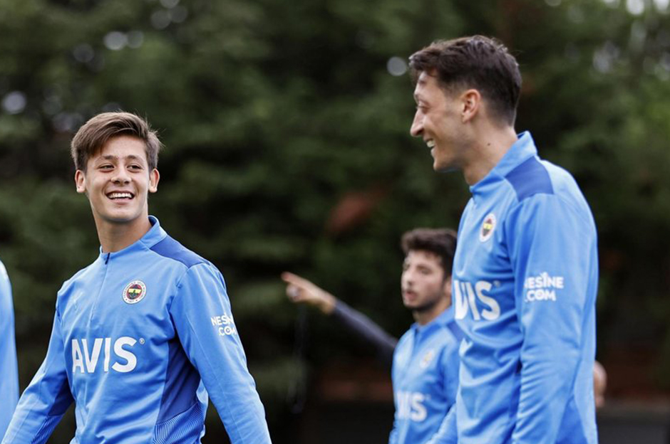 Mesut Özil'den Arda Güler'e telefon