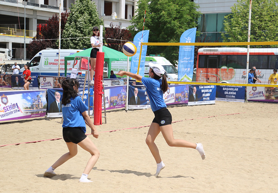 Bozkırın ortasında plaj voleybolu heyecanı