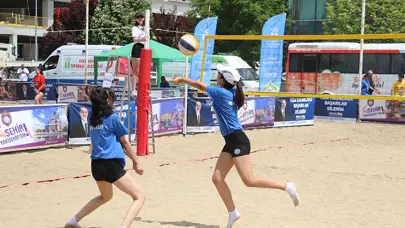 Bozkırın ortasında plaj voleybolu heyecanı