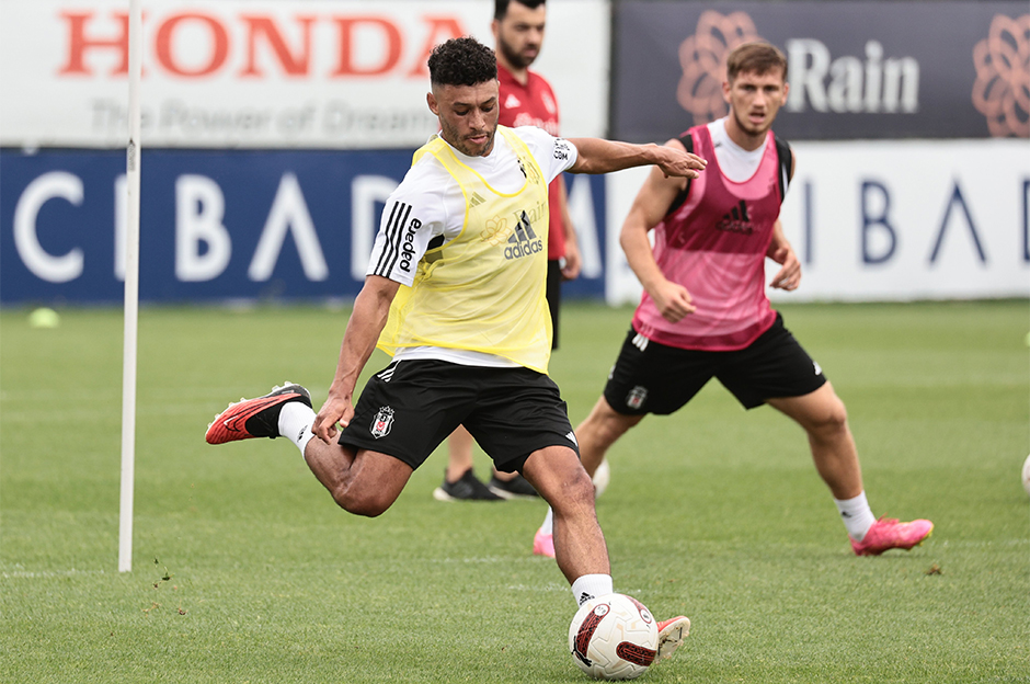 Beşiktaş orta saha için Alex Oxlade Chamberlain kararı