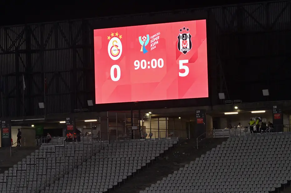 Beşiktaş'ın tarihi zaferi Avrupa'da manşetlerde: "Van Bronckhorst, Galatasaray'ı katletti" - 13