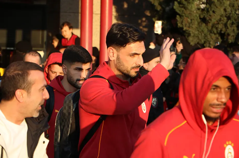 Mourinho'ya pankartlı gönderme: Okan Buruk'la birlikte poz verdiler - 8