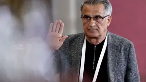 Şenol Güneş maaş konusuna değindi: "Yöneticiyle oyuncu kavgalı" Şenol Güneş maaş konusuna değindi: "Yöneticiyle oyuncu kavgalı"