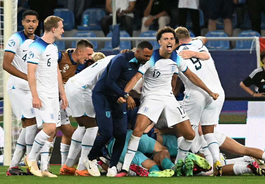 İngiltere, tarihi ilk ile birlikte 39 yıllık hasrete son verdi