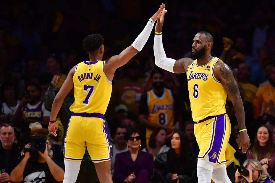 LeBron James'in rekor kırdığı maçta Lakers uzatmada kazandı - 1