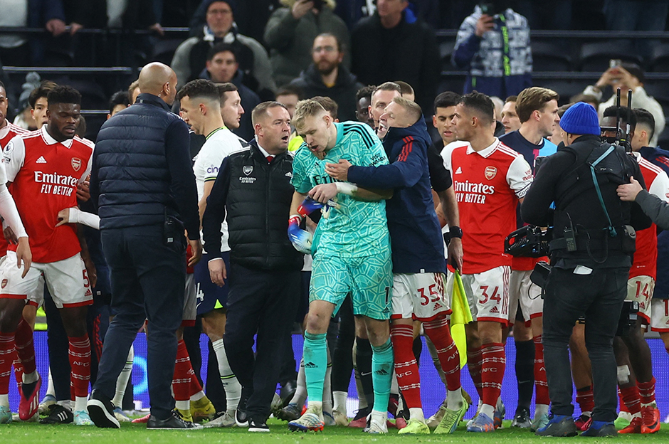 Arsenal farkı açtı!... Kaleciye tribünden tekme geldi! | VİDEO