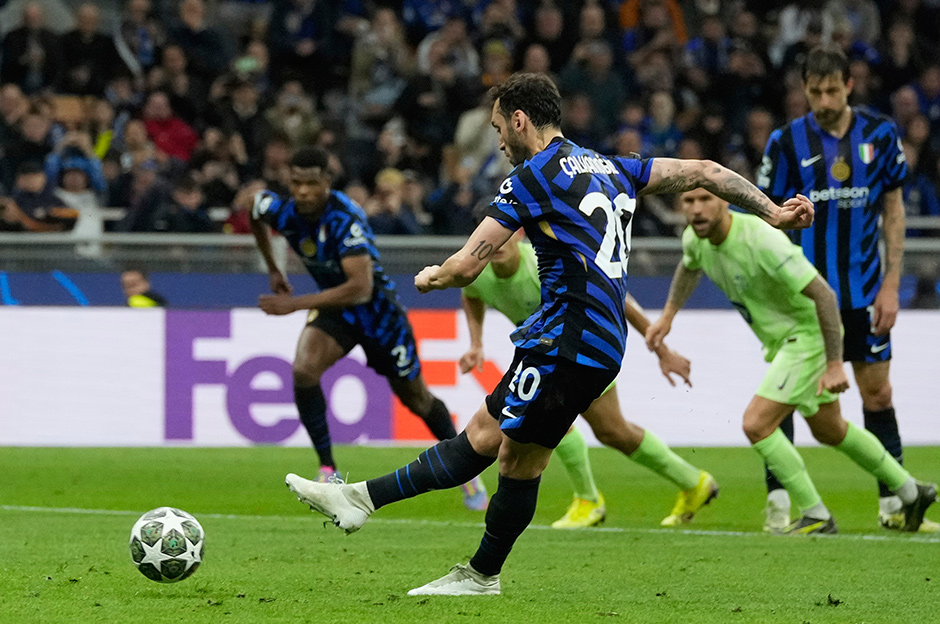 Herkes Hakan Çalhanoğlu'nun Barcelona'ya attığı penaltıyı konuşuyor: "Antarktika soğukkanlılığı"