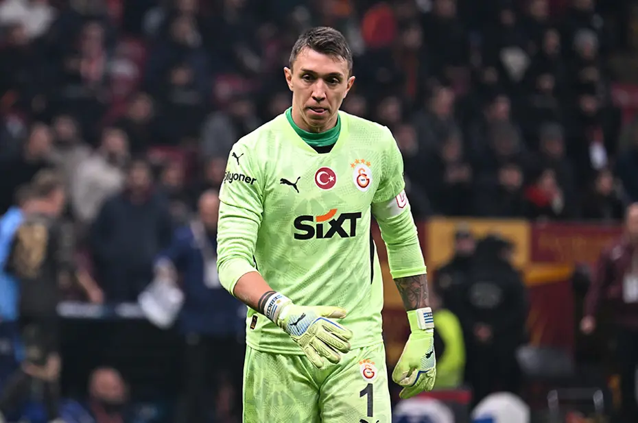 Okan Buruk topu Muslera'ya atmıştı: Merakla beklenen kararı verdi - 2 Okan Buruk topu Muslera'ya atmıştı: Merakla beklenen kararı verdi - 2