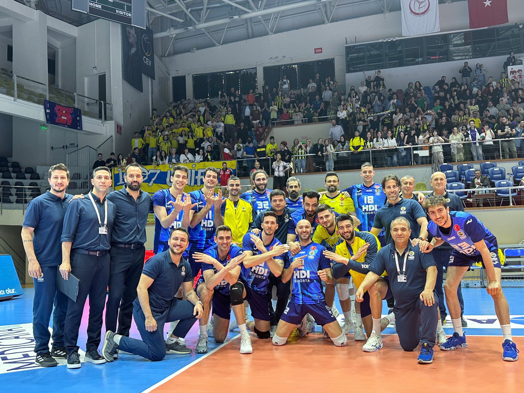 Fenerbahçe HDI Sigorta'da 5 voleybolcunun sözleşmesi uzatıldı