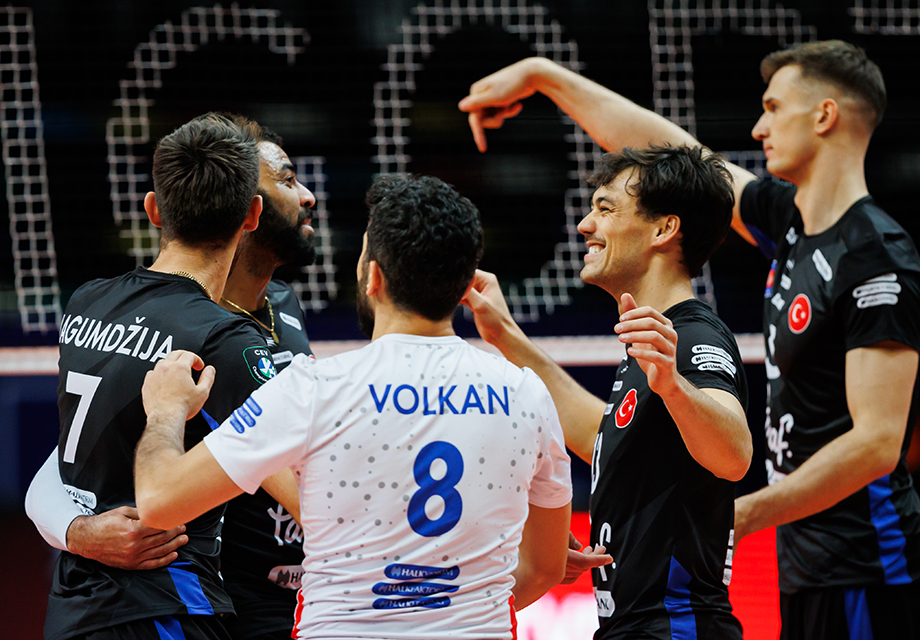 Halkbank, ligin ilk yarısını zirvede tamamladı