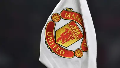 Manchester United, transfer dönemine hızlı giriyor: İlk imza tamam