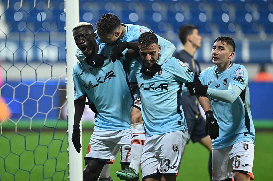 Başakşehir'de 6 futbolcu ceza sınırında