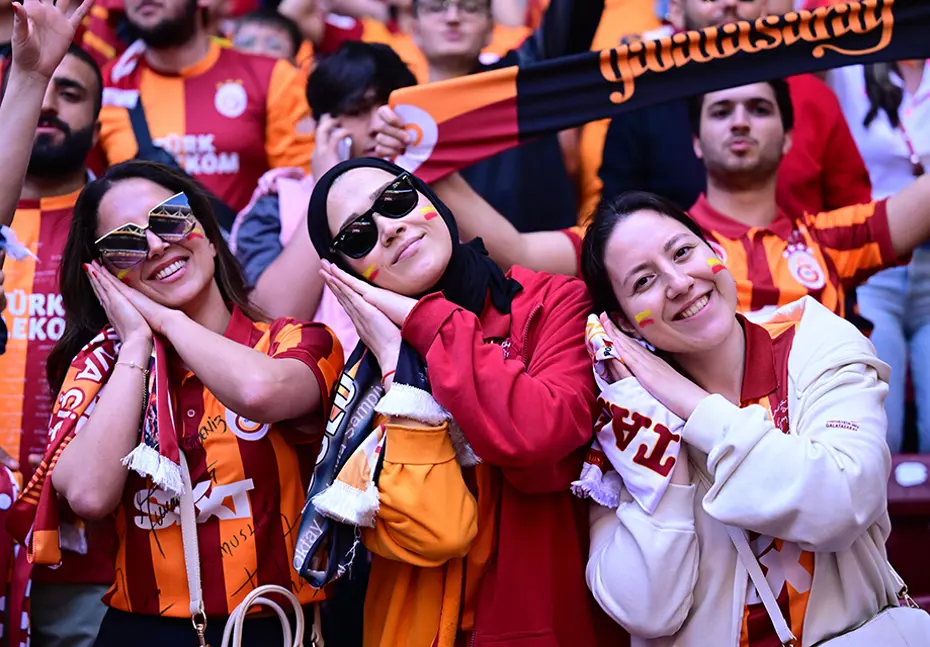 Görkemli kutlama: Şampiyon Galatasaray kupalarına kavuştu - 19 Görkemli kutlama: Şampiyon Galatasaray kupalarına kavuştu - 19