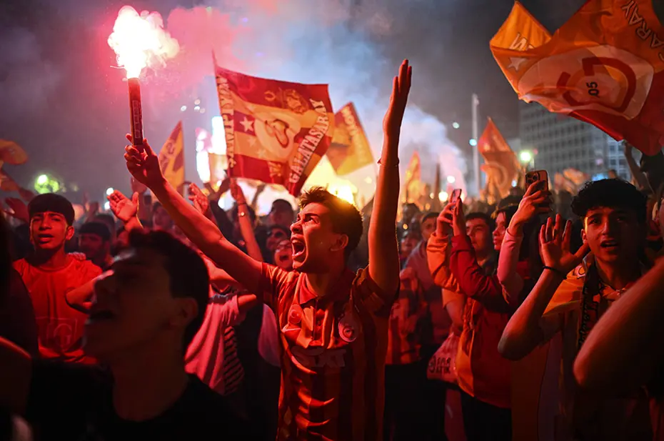 Galatasaraylı taraftarların şampiyonluk ve 5. yıldız kutlamalarından unutulmaz fotoğraflar - 34 Galatasaraylı taraftarların şampiyonluk ve 5. yıldız kutlamalarından unutulmaz fotoğraflar - 34
