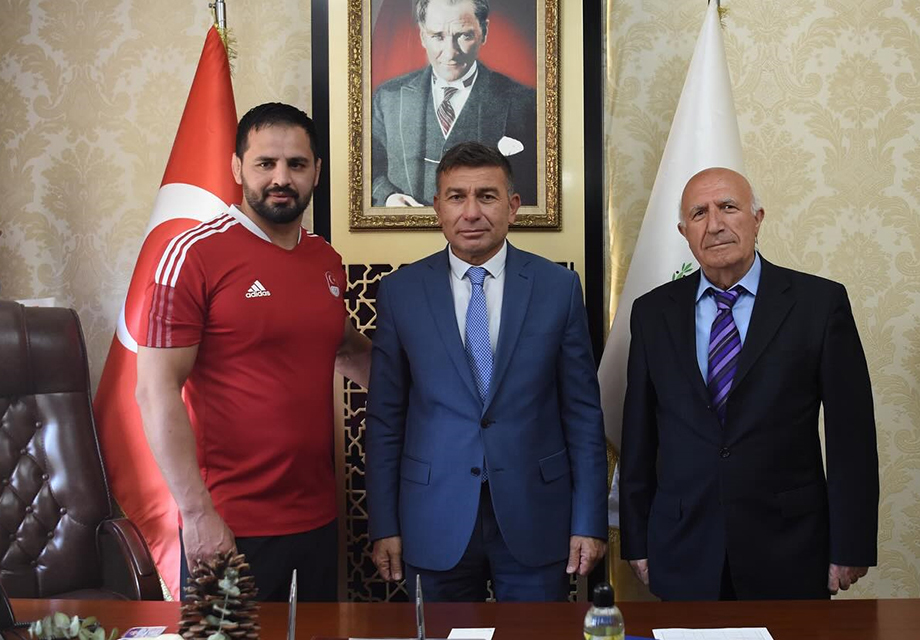 Şampiyon güreşçi altın kemerini 3 yıl sonra aldı