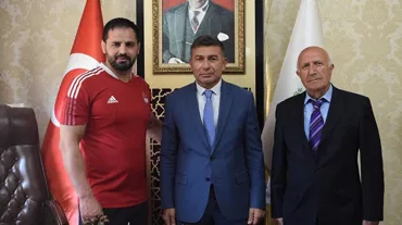 Şampiyon güreşçi altın kemerini 3 yıl sonra aldı