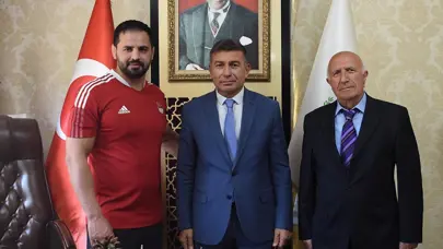 Şampiyon güreşçi altın kemerini 3 yıl sonra aldı