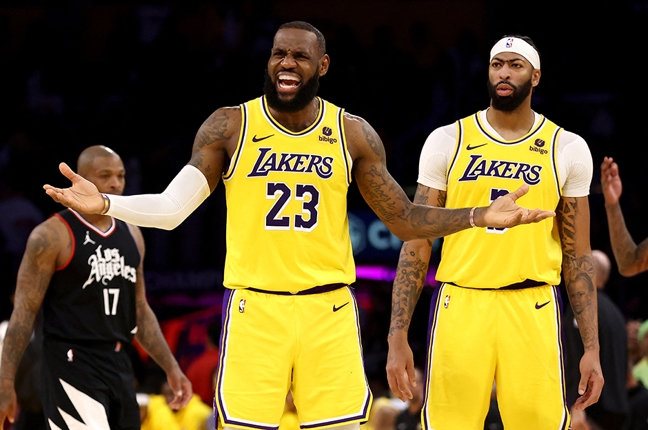 LeBron James'in üstün performansı derbide galibiyeti getirdi