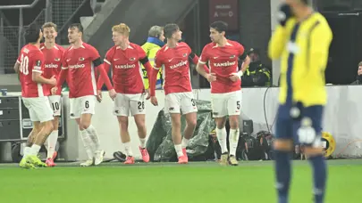 Fenerbahçe'nin Alkmaar yenilgisi Hollandalıları da şaşırttı: "Sefil bir seriye son verdiler"