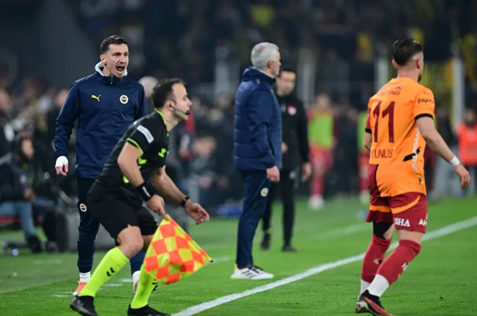 "Okan Buruk, Mourinho'yu yine imha etti" | Spor yazarları Fenerbahçe-Galatasaray derbisi için ne dedi? - 8 "Okan Buruk, Mourinho'yu yine imha etti" | Spor yazarları Fenerbahçe-Galatasaray derbisi için ne dedi? - 8