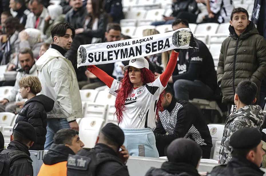 Beşiktaş'ta maç sonrası olay: Necip Uysal takımı sahaya çıkardı, olanlar oldu - 2