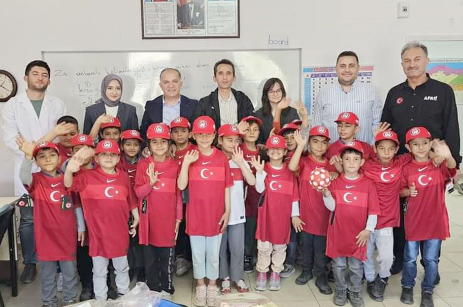 TFF'den 950 depremzede öğrenciye milli takım forması