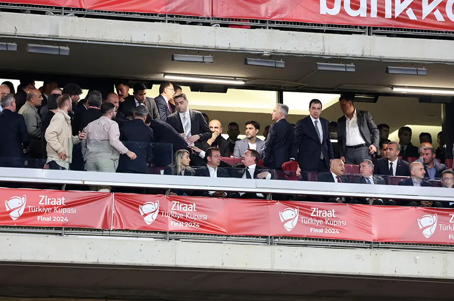 Beşiktaş - Trabzonspor maçı öncesi protokol tribününde bayrak krizi - 7