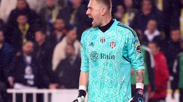 Derbiye Beşiktaş kalecisi Mert Günok'tan damga