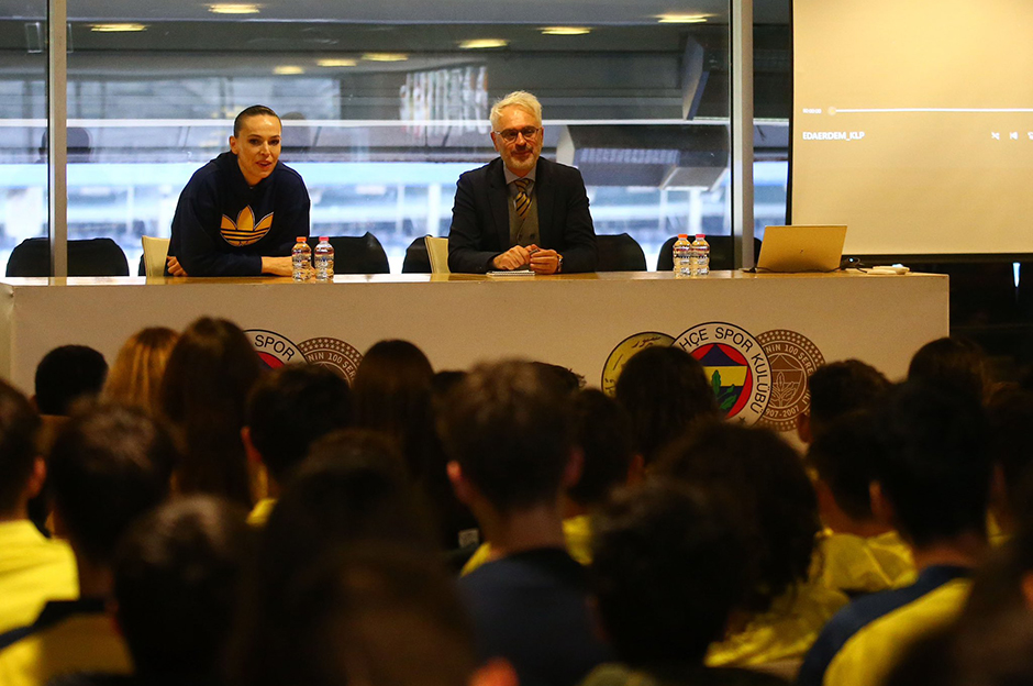 Kaptan Eda Erdem altyapıdaki sporcularla bir araya geldi