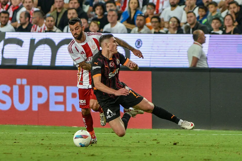 Galatasaray'da Roland Sallai'ye tam not: İlk sıraya yerleşti - 4 Galatasaray'da Roland Sallai'ye tam not: İlk sıraya yerleşti - 4