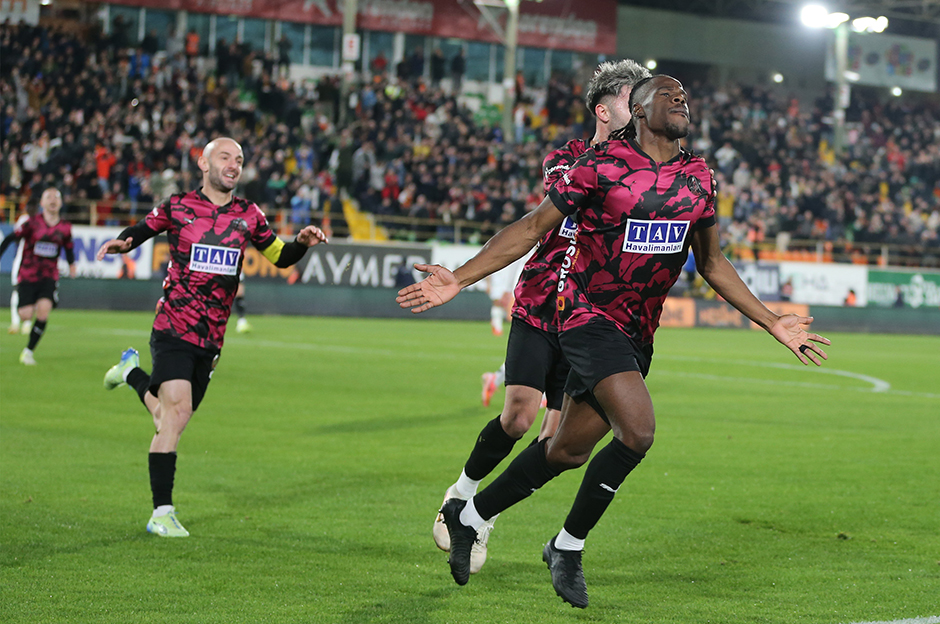 Alanyaspor evinde iki golle kazandı: İç sahada üst üste üçüncü galibiyet