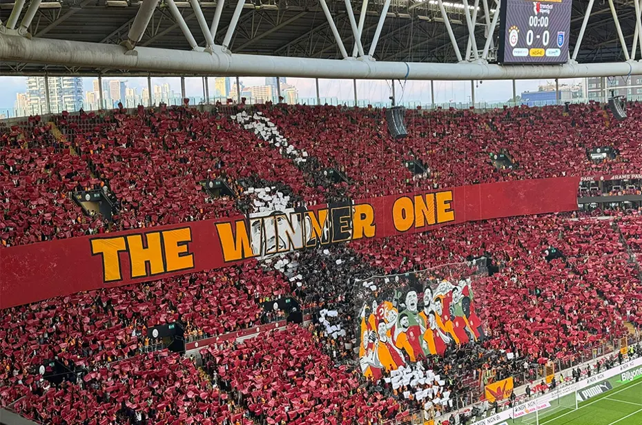 Galatasaray'dan dev koreografi: Mourinho ve Fenerbahçe'ye gönderme - 4