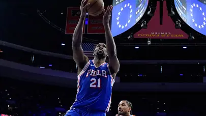 Sakatlıktan dönen Joel Embiid galibiyetle başladı