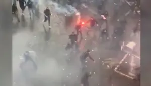 İZLE: Napoli sokakları karıştı! Alman taraftarlar polisle çatıştı İZLE: Napoli sokakları karıştı! Alman taraftarlar polisle çatıştı