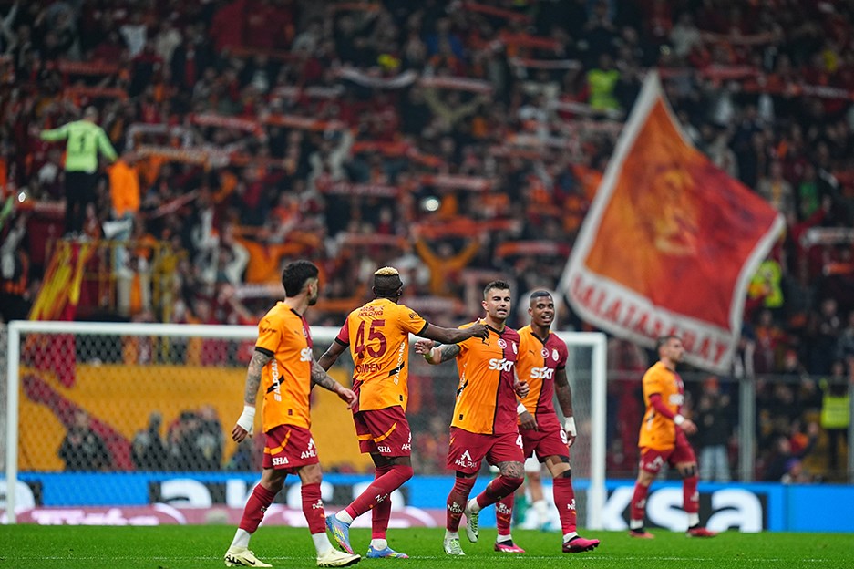 Fenerbahçe maçı bitti, Galatasaray ve Osimhen'den paylaşımlar geldi