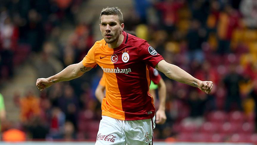 Lukas Podolski'den depremzedeler için bağış
