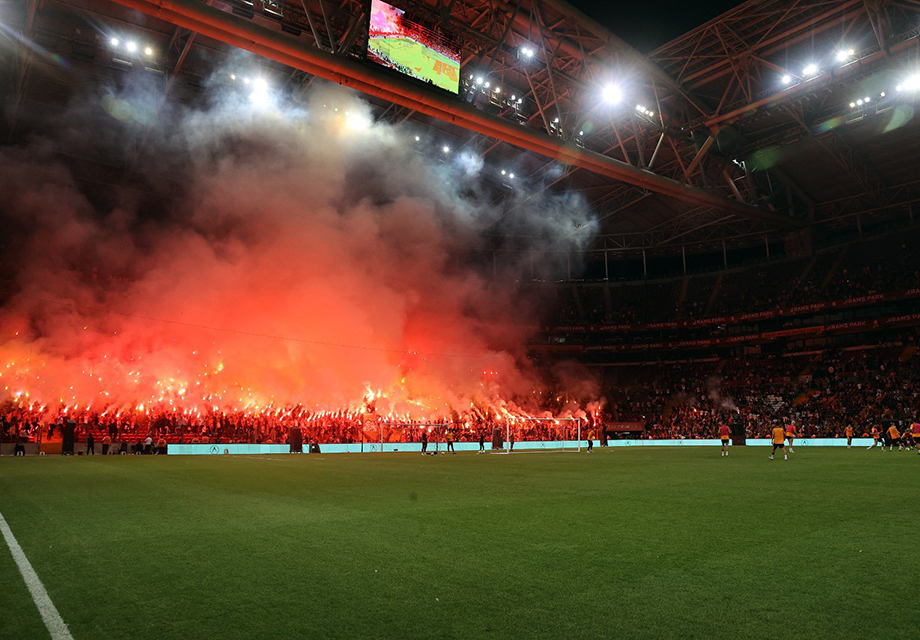 Galatasaray'ın idmanında 35 bin taraftar: Bakambu beğeni topladı