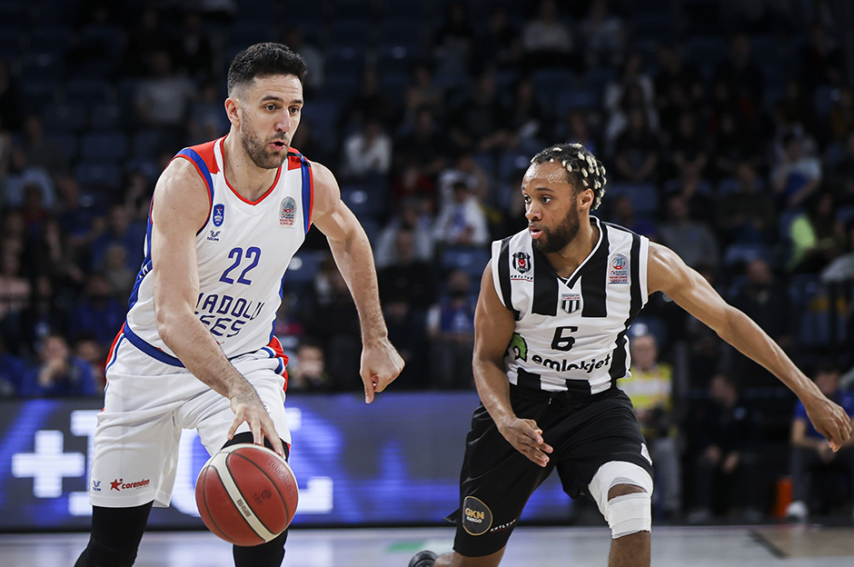 Anadolu Efes, Beşiktaş'ı son periyotta yıktı