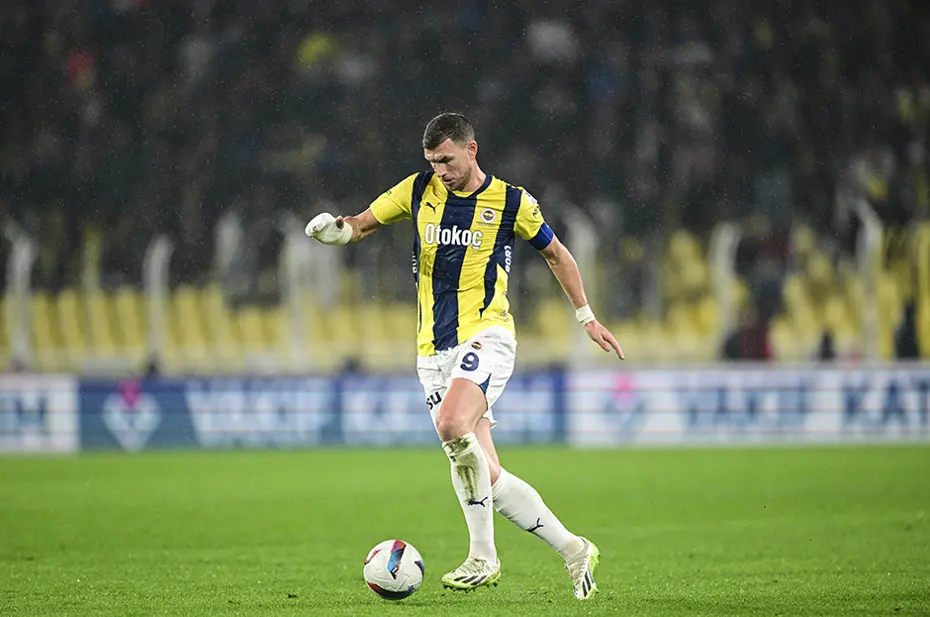 İki yıldızın Fenerbahçe'deki geleceği Mourinho'nun raporuna bağlı - 4 İki yıldızın Fenerbahçe'deki geleceği Mourinho'nun raporuna bağlı - 4