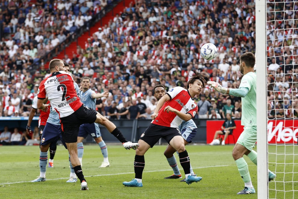 Feyenoord lige puan kaybıyla başladı